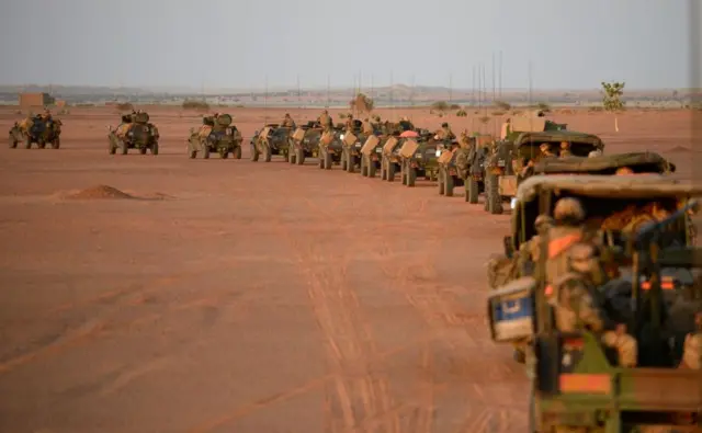 Un convoi de l'armée française quitte son camp au lever du soleil, le 2 novembre 2013 près de Gao, dans le nord du Mali. 