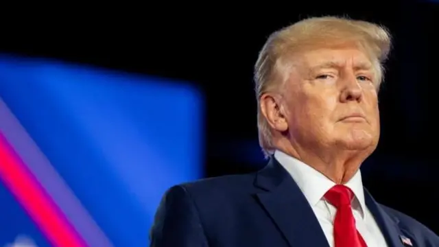 डोनाल्ड ट्रंप 