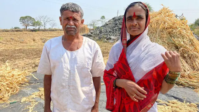 संतोषचे आई-वडील.