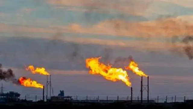 Ana kona gas a wani wurin hakar mai da ke Basra a Iraq