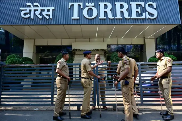 टोरेस कंपनीच्या शोरुमबाहेर पोलिस