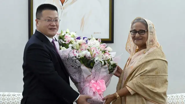 চীনের রাষ্ট্রদূত ইয়াও ওয়েন সোমবার সকালে প্রধানমন্ত্রী শেখ হাসিনার সাথে দেখা করে অভিনন্দন জানান