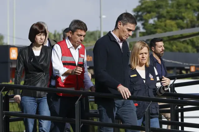 O presidente espanhol, Pedro Sánchez, ao ladocebolinha no flamengoCarlos Mazón, presidente do governo regional da Comunidade Valenciana, caminha tristemente durante a visita a Valência após a tragédia