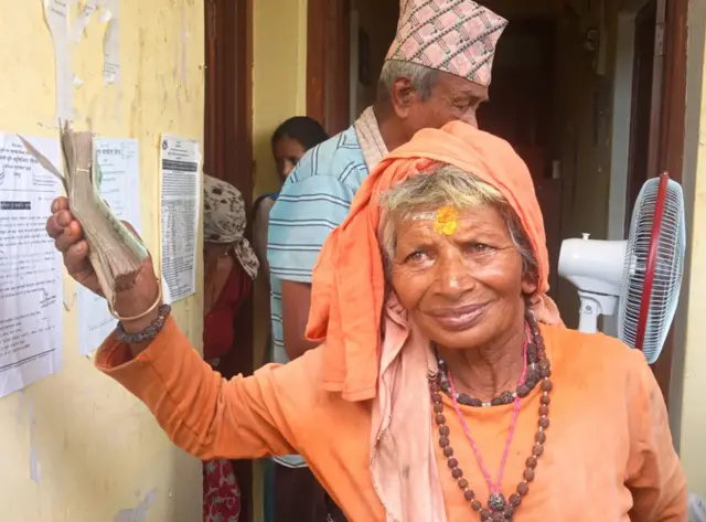 वृद्धभत्ता बुझेपछि महिला