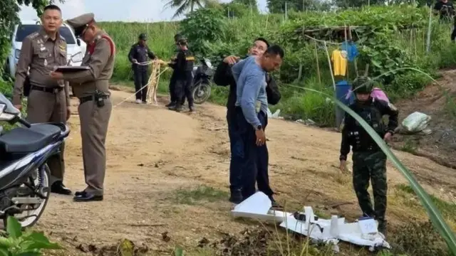 ဇွန်လ ၂ ရက်က မြန်မာဘက်က ကျလာတဲ့ ဒရုန်းကို သွားရောက်ကြည့်ရှုခဲ့တဲ့ ထိုင်းအာဏာပိုင်တွေ