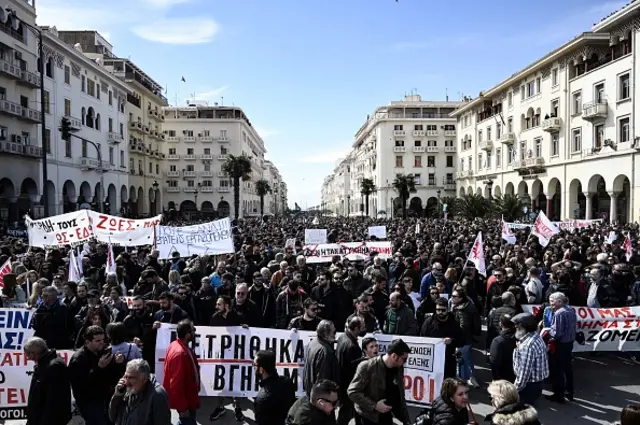 ဂရိမှာ ဆန္ဒပြနေတဲ့ ပို့ဆောင်ရေးနဲ့ ပြည်သူဝန်ထမ်းများ