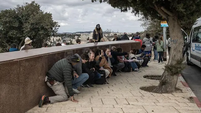 Ludzie szukają schronienia w Jerozolimie podczas ataku rakietowego Iranu