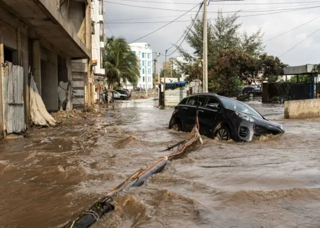 Une voiture coincée dans l'eau