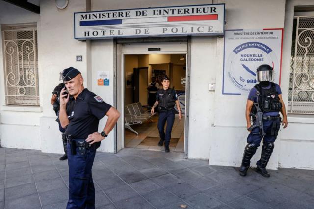 Gendarmes a la entrada de una sede policial en Numea.