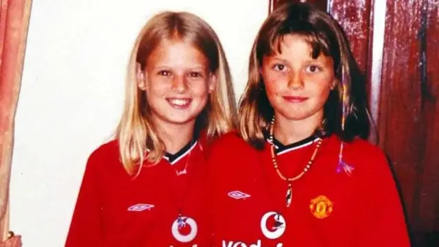 یہ تصویر ہولی میری ویلز اور جیسکا امی چیپ مین کے غائب ہونے سے ایک گھنٹہ پہلے لی گئی تھی۔