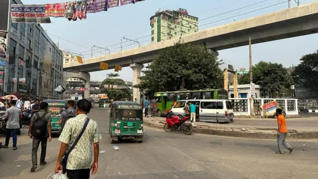 দুপুরে ঢাকার ফার্মগেট এলাকা