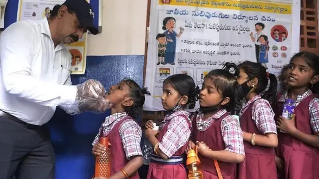 Des enfants prenant un sirop.