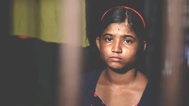 पॉलमी ही फुलं वेचत असताना तिच्या नजरेस ती वस्तू पडली, तिला ती वस्तू बॉल वाटली.