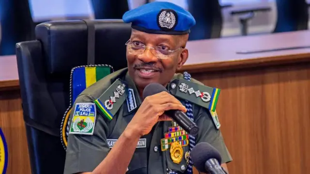 Babban sifeton ƴansandan Najeriya na zaune a kan kujerarsa yana jawabi 