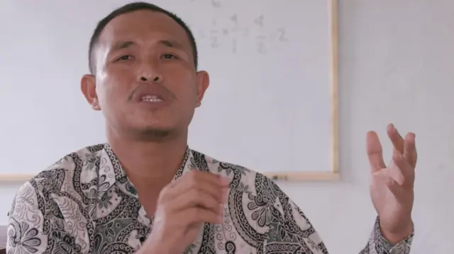 Foto Turmawazi mengenakan baju batik.
