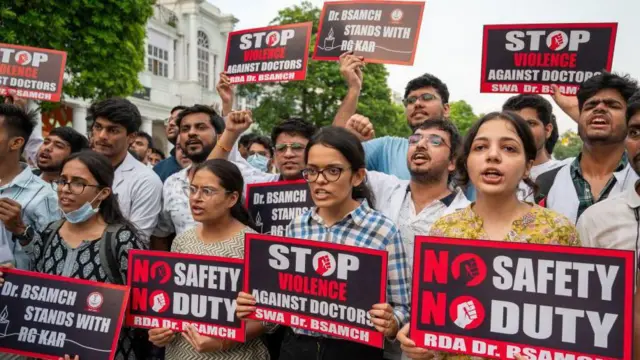 పోస్టు గ్రాడ్యుయేట్ ట్రైనీ డాక్టర్ పై అత్యాచారం, హత్యకు వ్యతిరేకంగా ‘నో సేఫ్టీ, నో డ్యూటీ’ అనే ప్లకార్డులను పట్టుకుని నినదించిన వైద్యులు