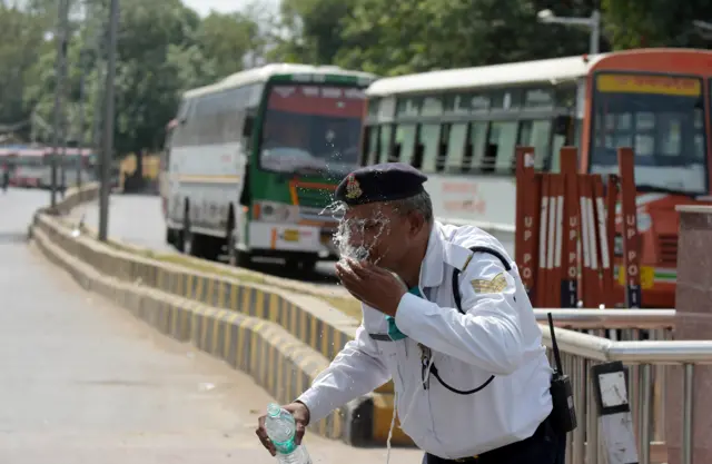 ઍલર્ટના કારણે ચાર રસ્તાઓ પર ટ્રાફીક લાઈટ બંધ કરી દેવામાં આવે છે