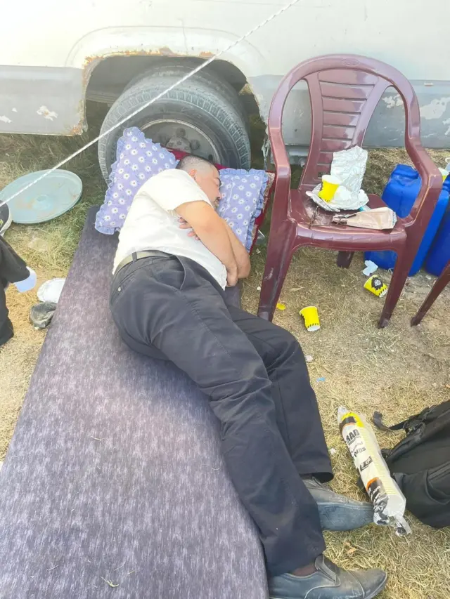 عدنان يأخذ قسطا من الراحة خارج خيمته في مستشفى ناصر، خان يونس