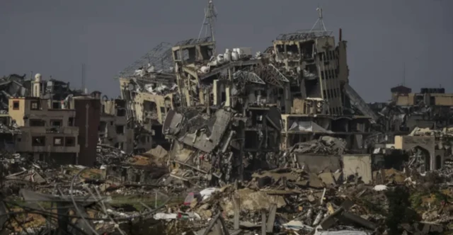 Imagens de escombros de áreas destruídas por bombardeios israelenses na Faixa de Gaza