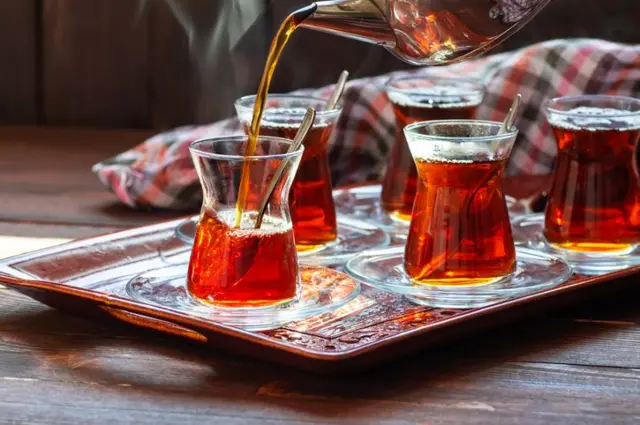 Türk çayları bir tepside çay dökülüyor. 