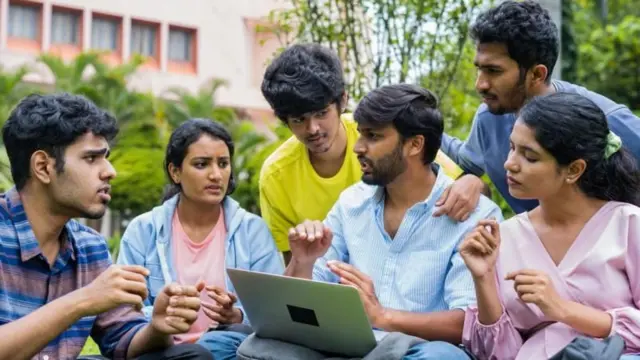 भारत हा जगातील सर्वाधिक तरुण लोकसंख्या असलेल्या देशांपैकी एक आहे. परंतु, रोजगाराच्या कमतरतेमुळे भारताला या मोठ्या युवा लोकसंख्येचा डेमोग्राफिक डिव्हिडंडचा पूर्ण फायदा घेता येत नसल्याचे दिसून येत आहे.
