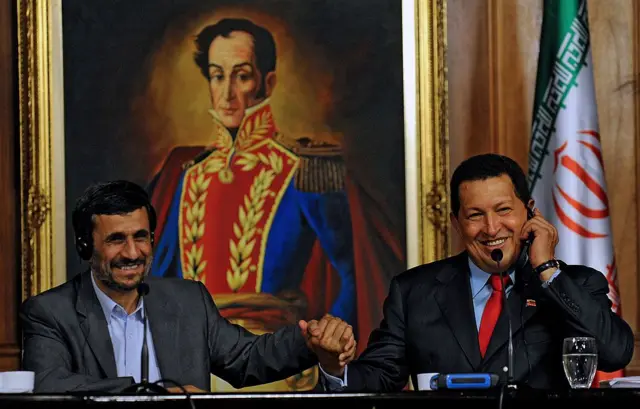 Mahmoud Ahmadineyad y Hugo Chávez.