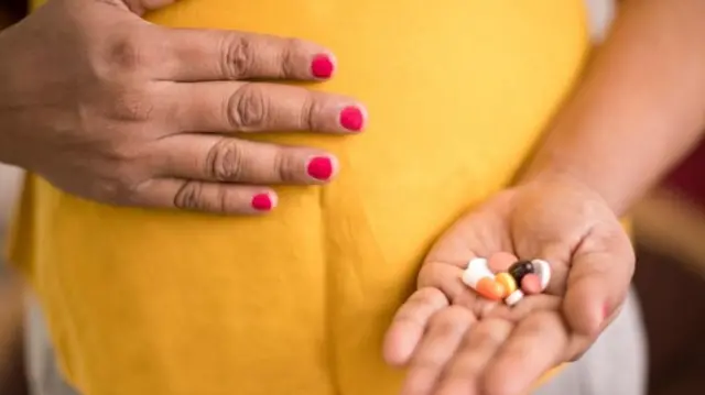 गर्भनिरोधक गोळ्यांच्या सेवन करणाऱ्या महिलांना मासिक पाळी येण्यास अडथळा येतो.