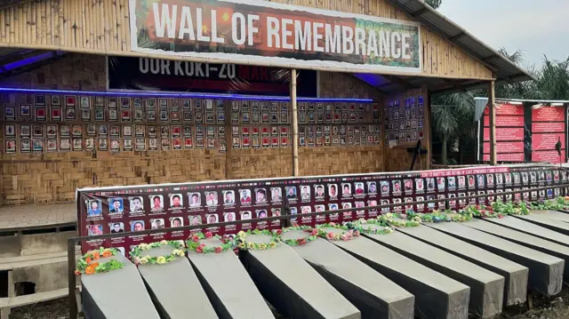 चुराचांदपूरची 'आठवणींची भिंत', ज्यावर कुकी समुदायातल्या मृत्यू पावलेल्यांचे फोटो आहेत.