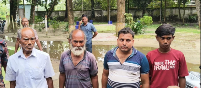 পুলিশ ও বিজিবির সদস্যরা তাদের কাছে মি. বর্মনকে হস্তান্তর করেন