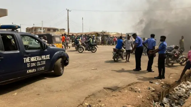 Ndị uweojii pụtara ebe a na-eme ngagharịiwe.