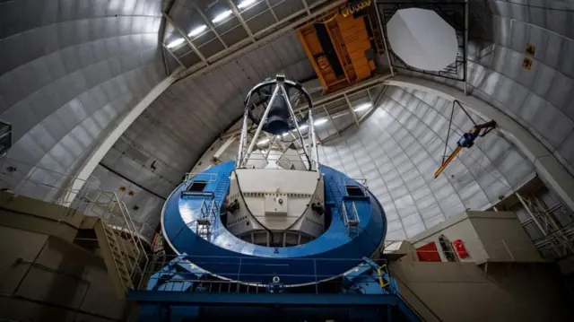 அண்டத்திற்கான ஒரு தேவாலயம்: இந்த தொலைநோக்கிக்குள் இருக்கும் ஒரு கருவி ஒரே நேரத்தில் 5,000 விண்மீன் திரள்களின் இயக்கத்தைக் கண்காணிக்க முடியும்.