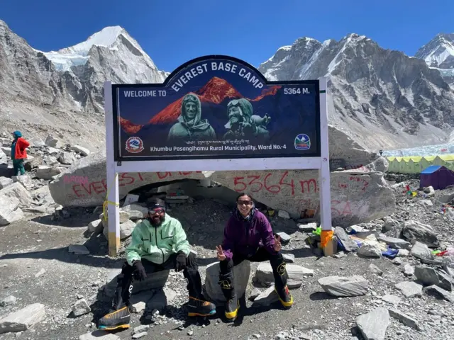 এভারেস্ট বেস ক্যাম্প।