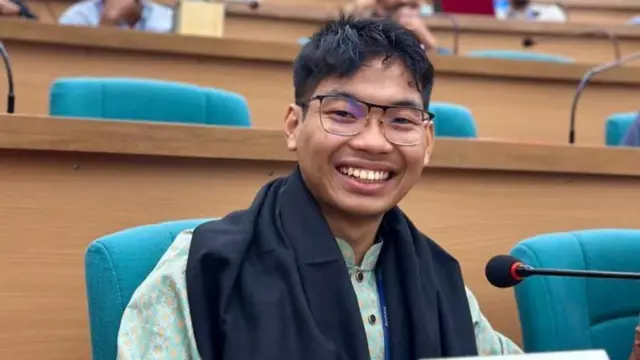 প্রকাশ্যে শিশু কিশোরদের কান ধরে ওঠবস করিয়ে আলোচনায় এসে পদত্যাগের ঘোষণা দিয়েছেন ডাকসুর কার্যনির্বাহী সদস্য সর্বমিত্র চাকমা