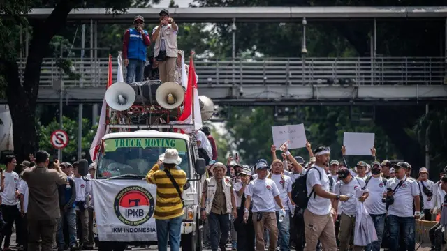 Sejumlah buruh industri tekstil berunjuk rasa di kawasan Patung Kuda, Jakarta, Kamis (27/6/2024).