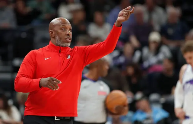El entrenador Chauncey Billup en la cancha, con una camiseta roja.