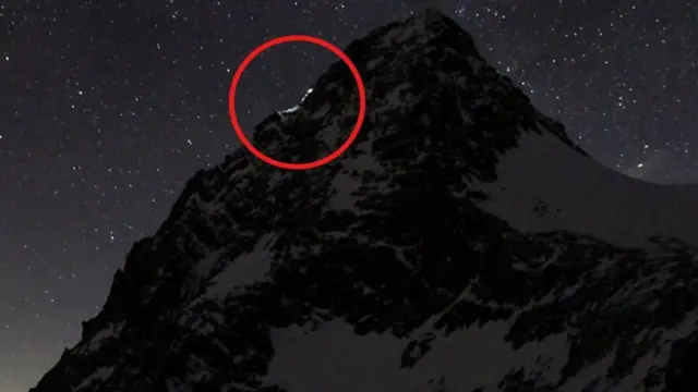 Imagen de una cámara web que muestra a la pareja escalando a las 21:00 horas del 18 de enero.