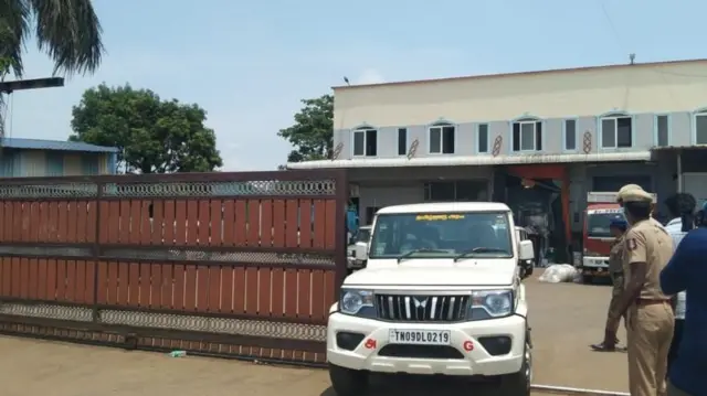 வாயு கசிவு நடந்த நிறுவனத்தில் அரசு அதிகாரிகள் விசாரணை
