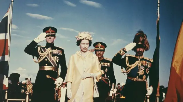 ንግሥት ኤልዛቤጥ እና ባለቤታቸው ልዑል ፊሊፕ ኢትዮጵያን እአአ በ1965 በጎበኙበት ጊዜ ከአጼ ኃይለ ሥላሴ ጋር