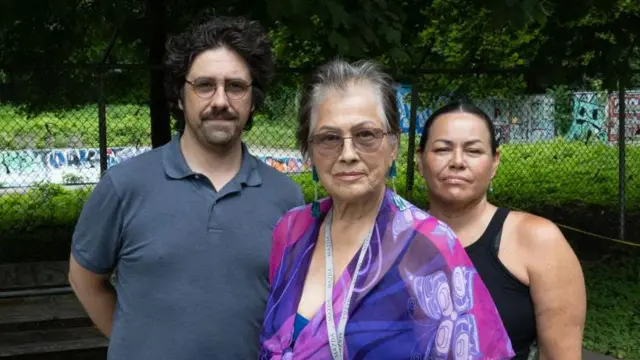 Kahentinetha (en el centro) y Kwetiio (en la foto, a la derecha), miembros de las Madres Mohawk, llevan más de dos años en los tribunales tratando de retrasar las obras en los terrenos contiguos a un antiguo hospital y una institución psiquiátrica en Montreal. El antropólogo Philippe Blouin les presta asistencia. (Photo by Alexis Aubin / AFP) (Photo by ALEXIS AUBIN/AFP via Getty Images)