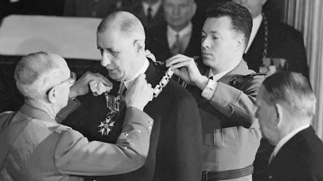 El general Charles De Gaulle recibe el Gran Collar de la Legión de Honor al asumir el cargo de primer presidente de la Quinta República Francesa.