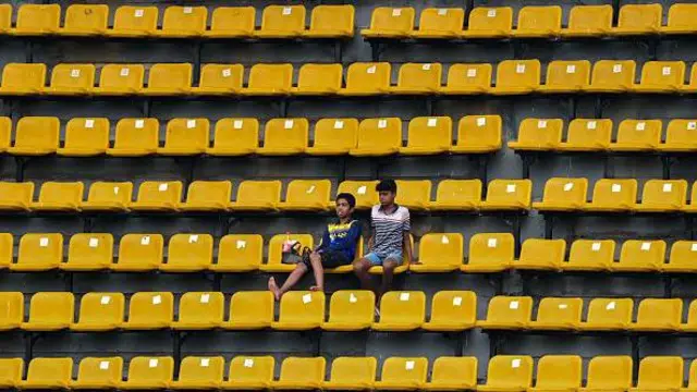 සිම්බාබ්වේ එක්දින තරගවලියේ පළමු තරග දෙක නැරඹීම සඳහා ප්‍රේක්ෂකයින්ගේ පැමිණීම ඉතා අවම මට්ටමක පැවතුණි. 