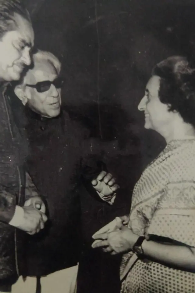 కరీం లాలా (ఎడమ వైపు), హరీంద్రనాథ్ చటోపాధ్యాయ (మధ్యలో)లతో ఇందిరా గాంధీ