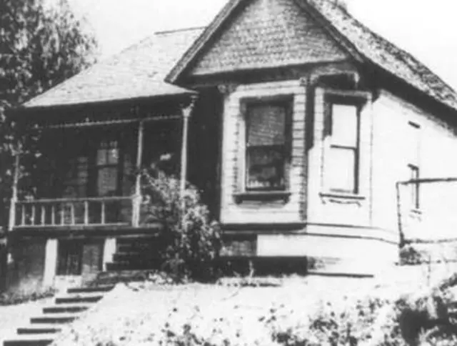 A casa de Los Angeles onde ocorreram as primeiras manifestações registradas de glossolalia, em foto de 1907, de autor desconhecido