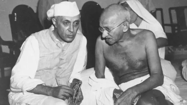 पंडित नेहरू आणि महात्मा गांधी