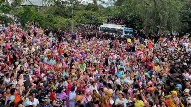 মুখ্যমন্ত্রীর ইস্তফা প্রত্যাহারের দাবিতে ইম্ফলে তাঁর সমর্থকদের সমাবেশ
