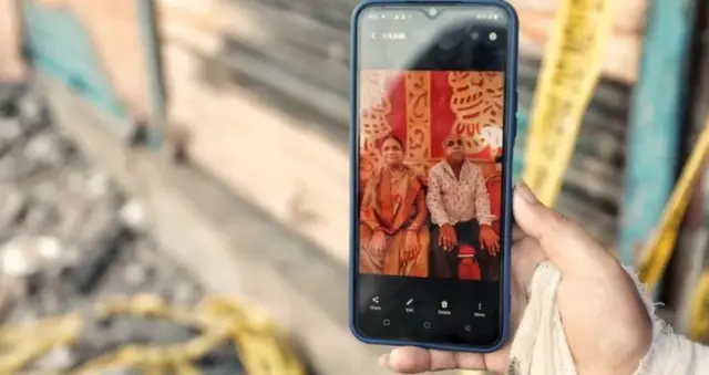 शिवानी ने अपने मोबाइल में अपनी मां शोभा देवी और पिता राजेंद्र कुमार की शादी के दिन वाली तस्वीर दिखाई