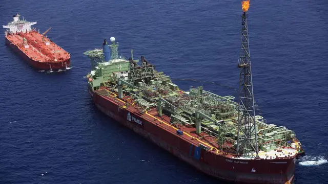 Un buque flotante de producción, almacenamiento y descarga de Pemex.