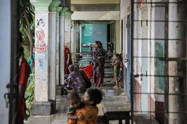 আশ্রয় কেন্দ্রে ঠাঁই নিয়েছেন বন্যার্তরা।