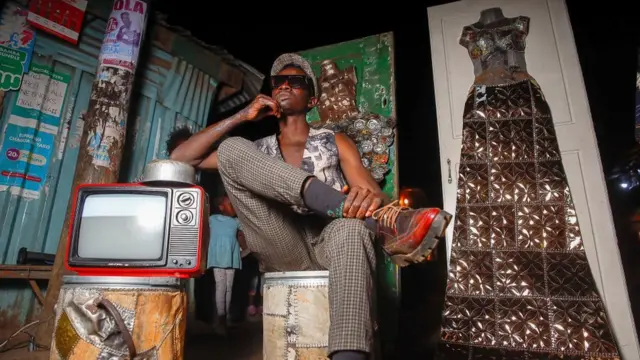 Umugabo wicaye iruhande rwa televiziyo 