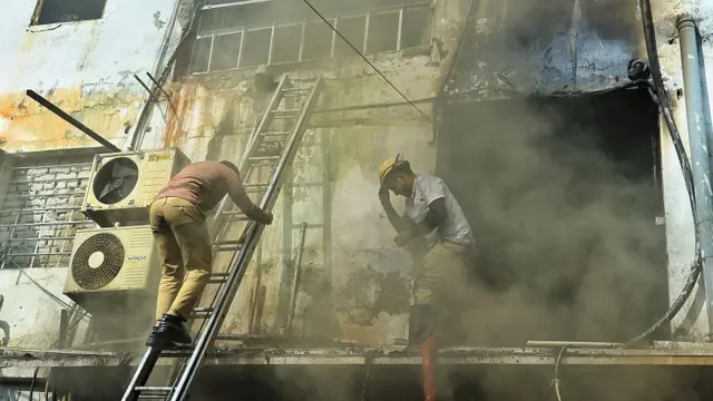 जैसे ही आपको आग लगने का पता चले तुरंत अग्निशमन विभाग को फ़ोन करें.